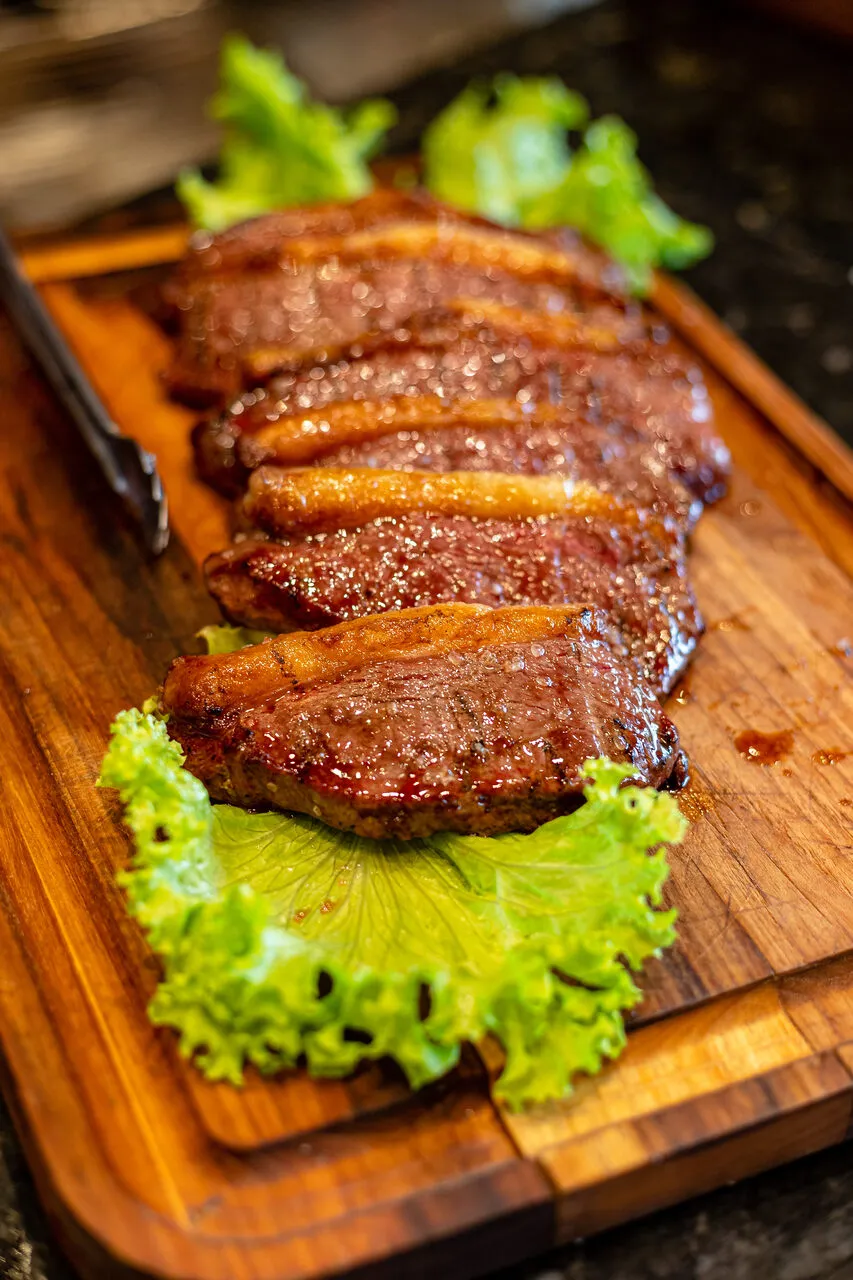 Picanha fatiada na tábua
